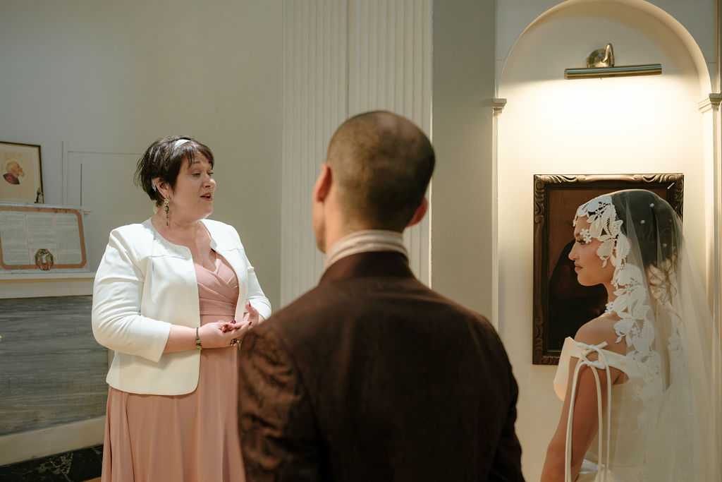 Alice Didier chante lors d’un shooting d’inspiration mariage au Château de Servolex