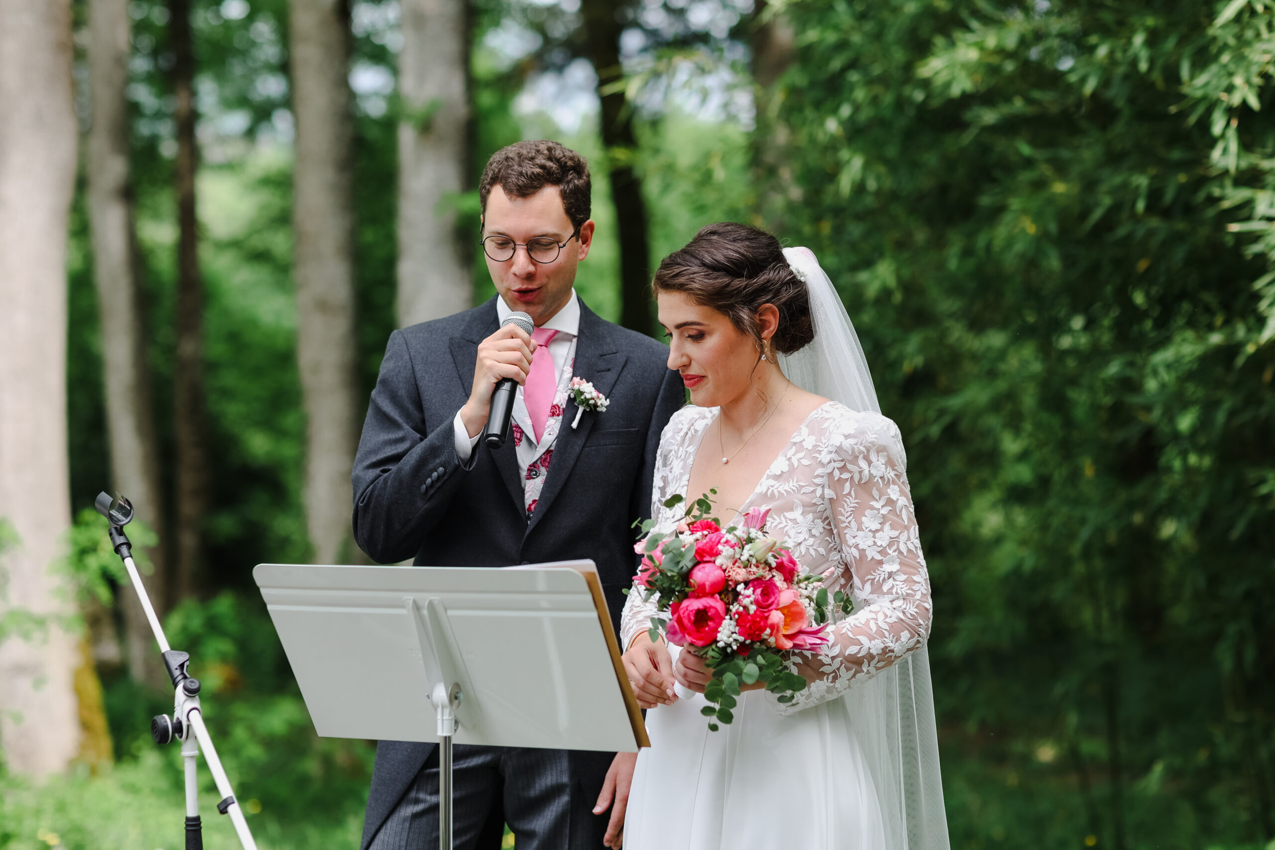 Charlotte et Sébastien lors de leur cérémonie laïque célébrée par Alice Didier dans la Drôme